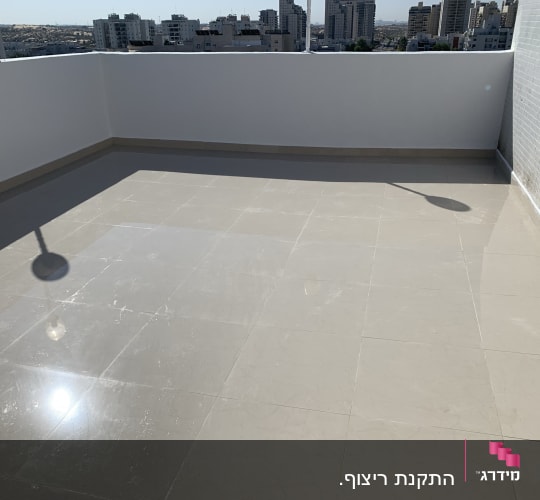מרפסת מרוצפת חדשה עם קירות צבועים